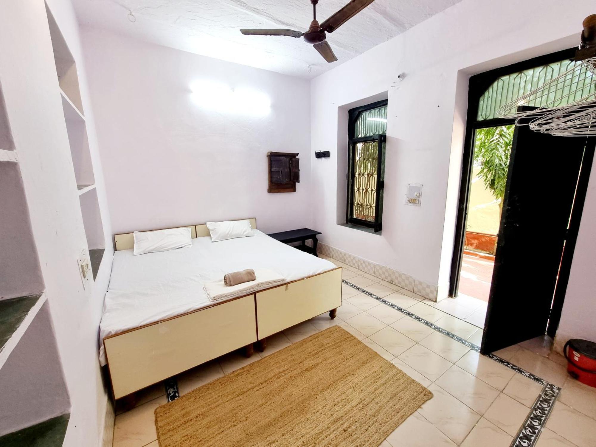 Karavan Kafe Pushkar Bilik gambar